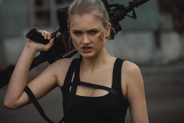 Ritratto di ragazza cosplayer con mitragliatrice dietro la schiena in cos
 - Foto, immagini