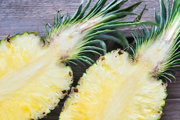 Pineapple on the wooden background: cross section - 写真・画像