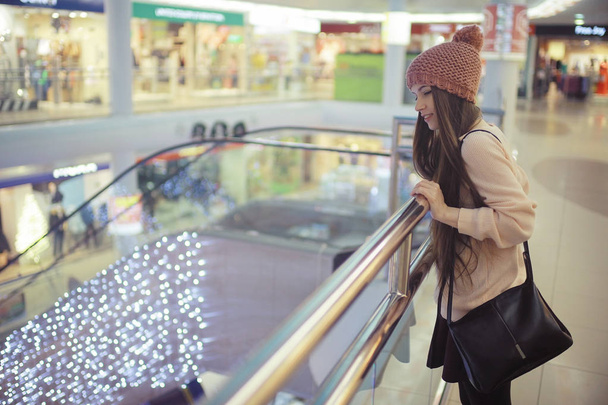 young girl at shopping center - Foto, Imagen