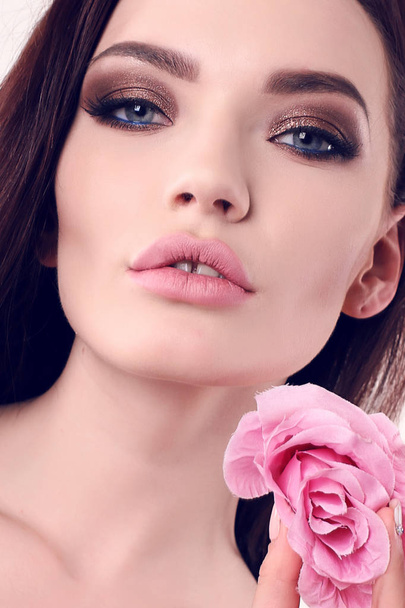 gorgeous young woman with dark hair and evening makeup  - Foto, imagen