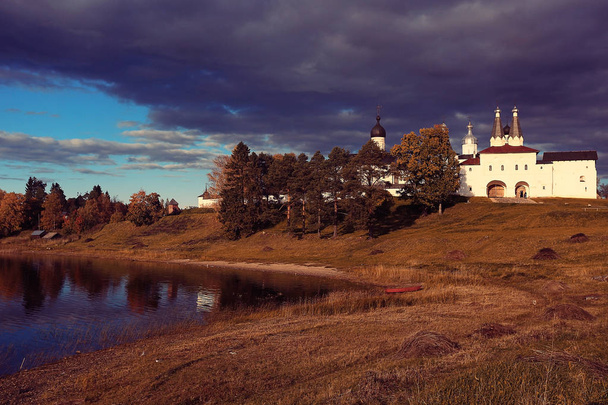 Church on the riverside on autumn  - Foto, imagen
