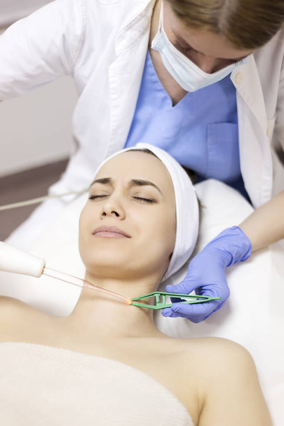 woman receiving facial beauty treatment - Foto, immagini