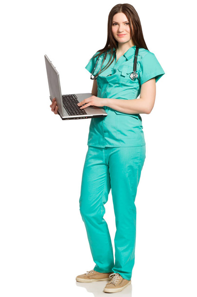 Retrato de altura completa de la mujer médico que trabaja en el ordenador portátil
 - Foto, imagen