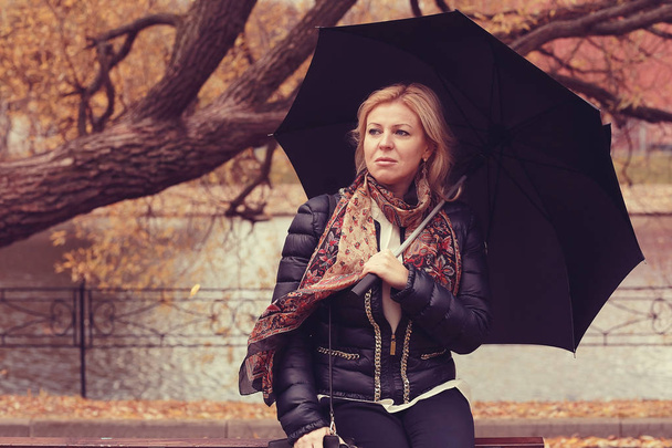 woman with umbrella in the autumn park - Fotoğraf, Görsel
