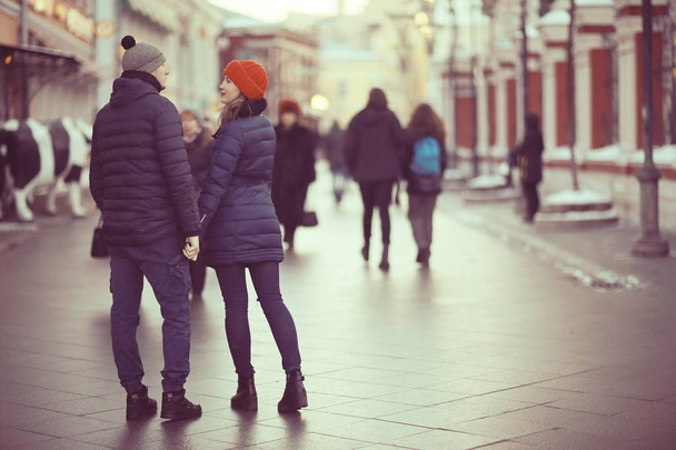 pareja amorosa caminando en la ciudad
 - Foto, imagen