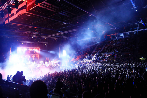 Толпа на рок-концерте
 - Фото, изображение