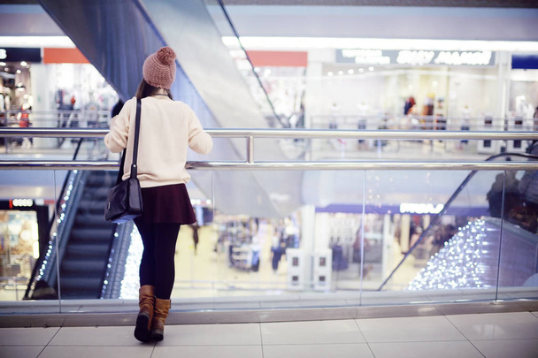 young girl at shopping center - 写真・画像