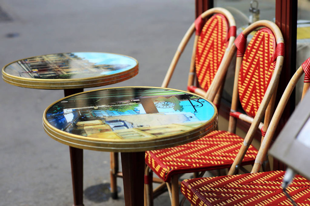 a round table with the picture in the street cafe in Paris - Foto, Bild