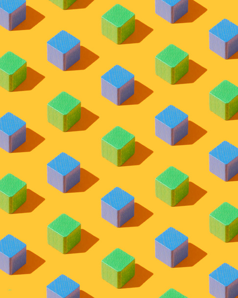 Houten kubussen over kleurrijke achtergrond - Foto, afbeelding