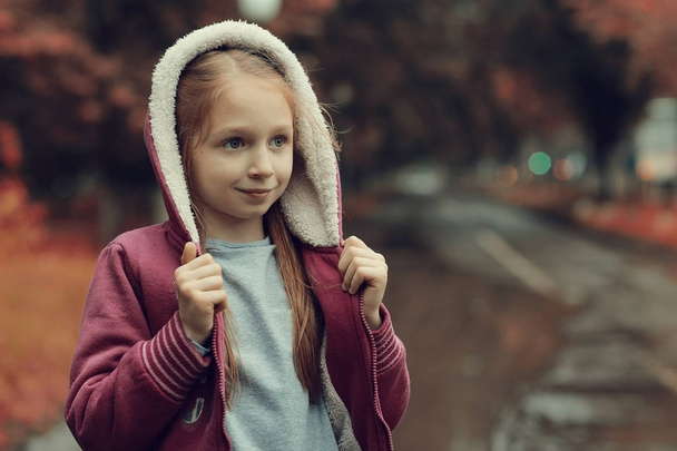 girl wearing a jacket outdoor - Foto, afbeelding
