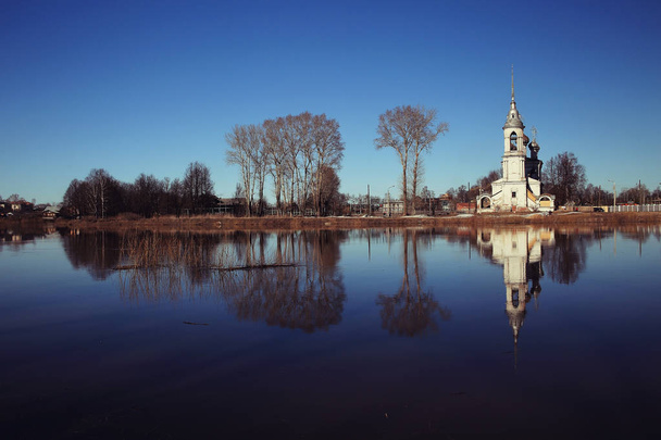 Church on the riverside on autumn  - Fotografie, Obrázek