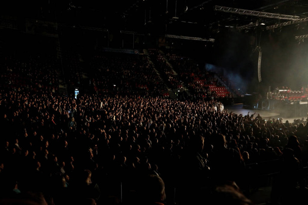 tłum na koncert rockowy - Zdjęcie, obraz
