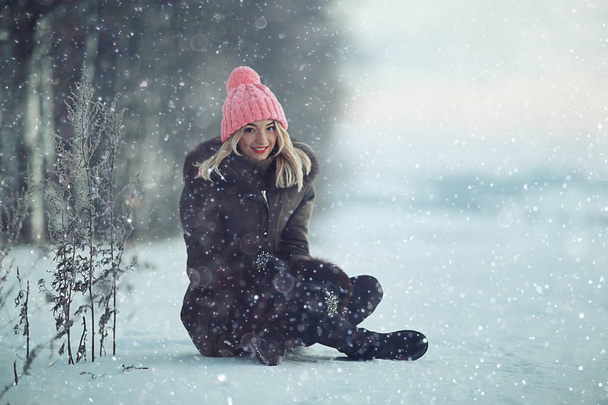 Mujer joven en invierno
 - Foto, Imagen
