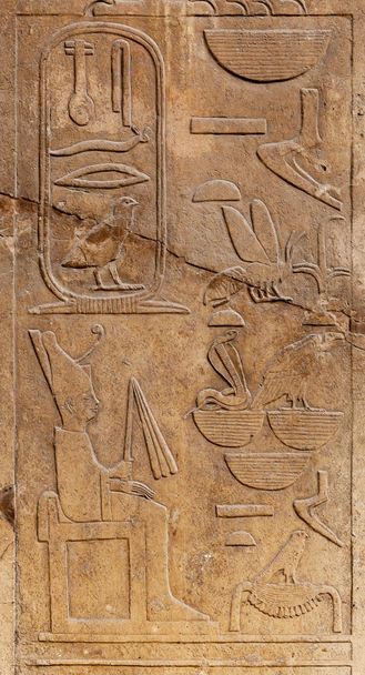 Hiéroglyphes sur sculpture ancienne
 - Photo, image