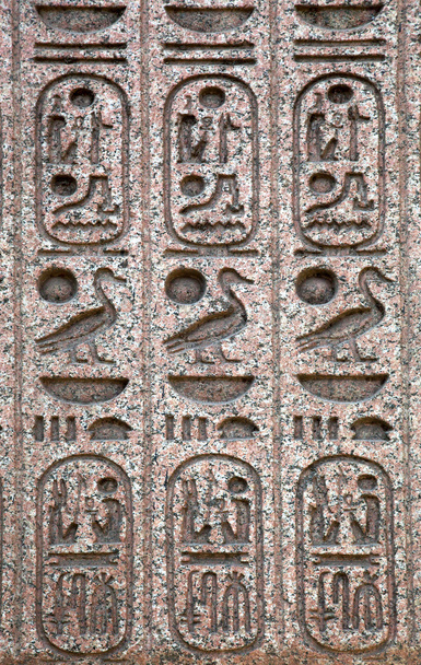 Jeroglíficos sobre talla antigua
 - Foto, Imagen