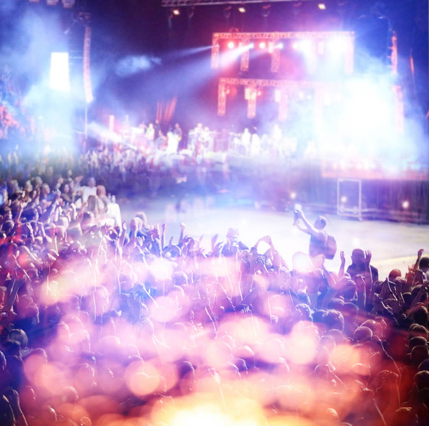 люди на ночном рок-концерте
  - Фото, изображение