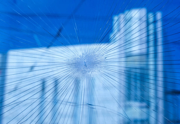 kogels doorboord glas in het venster - Foto, afbeelding