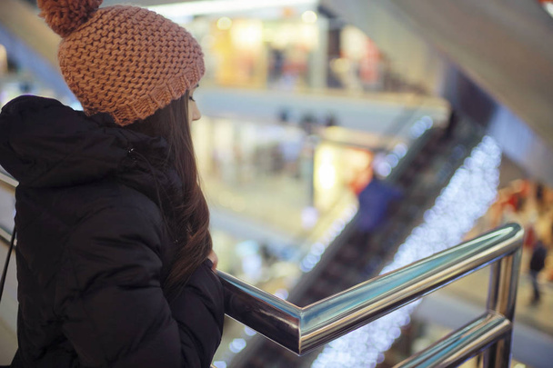 young girl at shopping center - Fotoğraf, Görsel