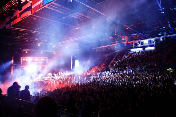 Multidão num concerto de rock
 - Foto, Imagem