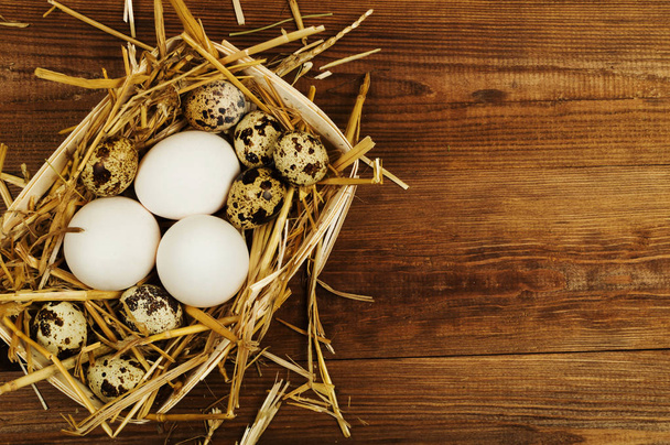 Pollo y huevos de codorniz en la mesa de madera. Fondo de Pascua
 - Foto, Imagen