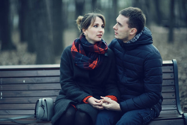 Couple sitting on a bench - Zdjęcie, obraz