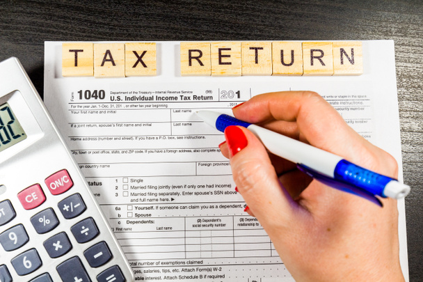 Formulario de declaración de impuestos 1040
 - Foto, Imagen