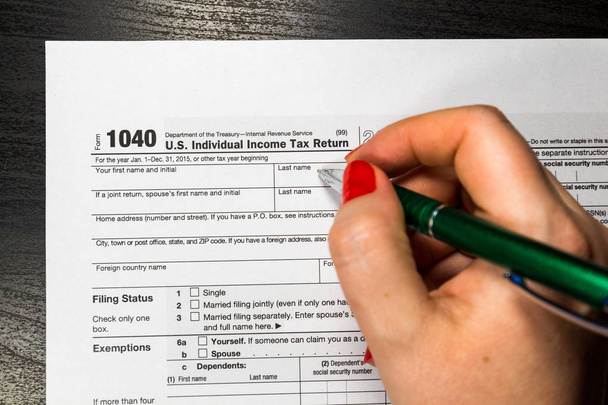 Formulario de declaración de impuestos 1040
 - Foto, Imagen