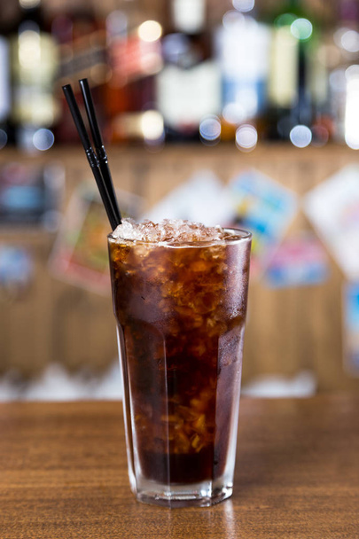 αλκοόλ κοκτέιλ στο ξύλινο μπαρ με φόντο - Φωτογραφία, εικόνα