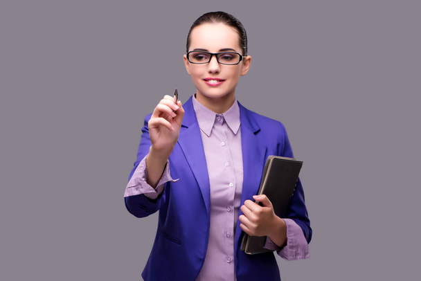 Geschäftsfrau drückt virtuelle Taste mit Stift - Foto, Bild