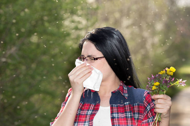 Ragazza con allergia e starnuti nel tessuto
 - Foto, immagini