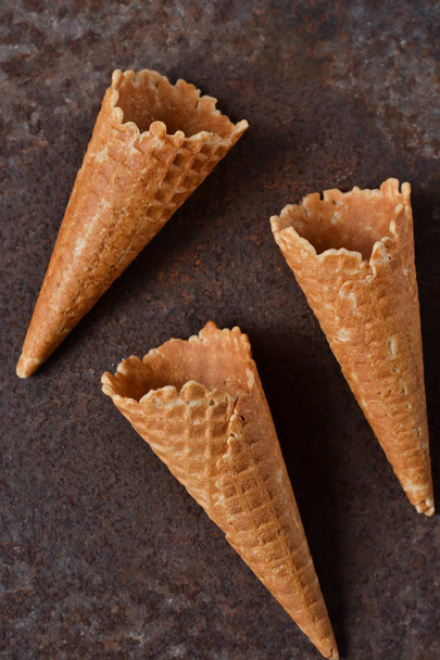 Rapea, ruddy käpyjä jäätelöä ruosteessa tausta
 - Valokuva, kuva