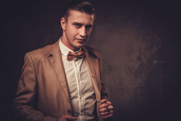 Гострий одягнений чоловік в піджак і краватку
 - Фото, зображення