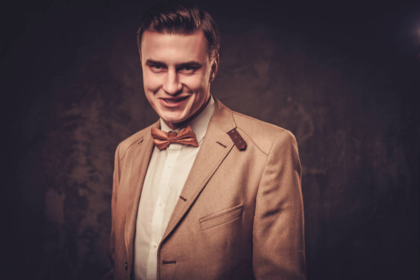 Гострий одягнений чоловік в піджак і краватку
 - Фото, зображення