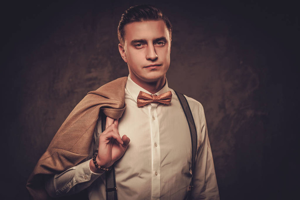 Гострий одягнений чоловік у підтяжки та краватку
 - Фото, зображення