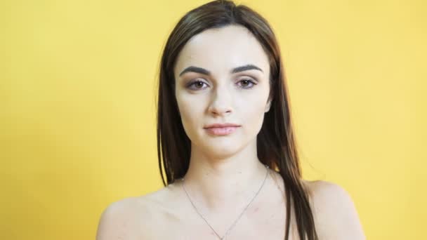 Portrét plačící dívky na žlutém podkladu v rozlišení 4k - Záběry, video
