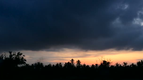 Magiczne zachód słońca w Bali z niewielką ilość dymu unoszącego się nad ziemią - Materiał filmowy, wideo