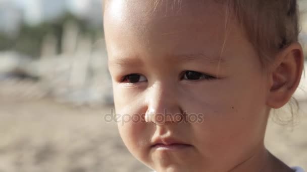 Lähikuva muotokuva pieni söpö tyttö katselee kameraan hassuja tunteita
 - Materiaali, video