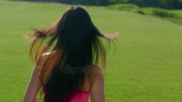 Dlouhé vlasy žena v parku. Zpět z běžící žena v pomalém pohybu - Záběry, video
