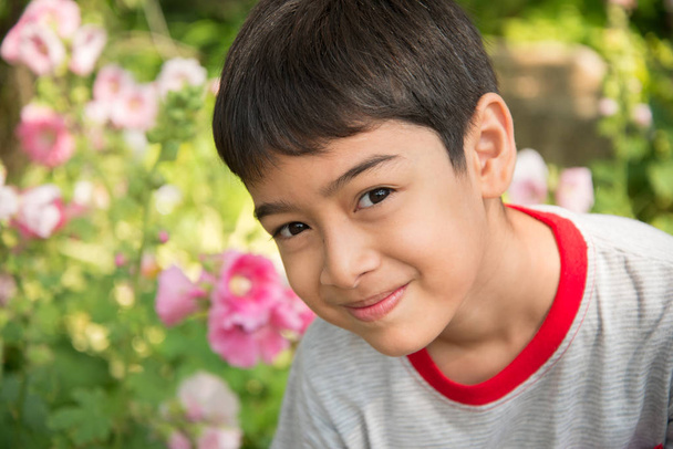 Malý chlapec vonící květina v parku - Fotografie, Obrázek