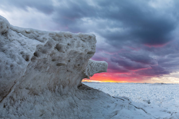 Ledové útvary na jezero Huron při západu slunce - Ontario, Kanada - Fotografie, Obrázek