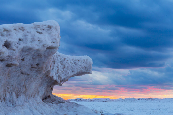Jég formációk a Huron-tó naplementekor - Ontario, Kanada - Fotó, kép