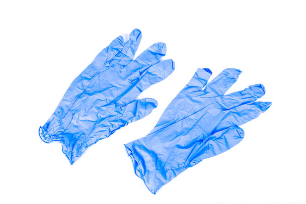 Медицинские стерильные латексные голубые перчатки на белом фоне
 - Фото, изображение
