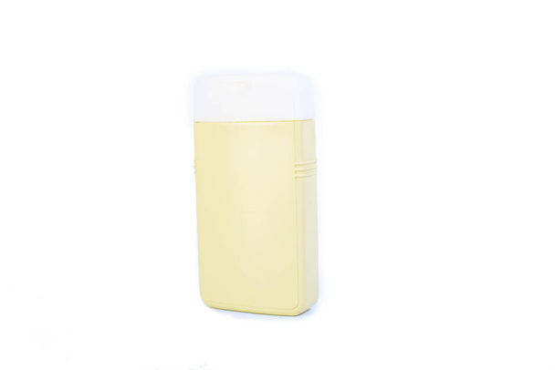 Keltainen kosmeettinen pullo lähikuva, henkilökohtainen hoito eristetty valkoisella pohjalla
. - Valokuva, kuva