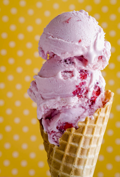 Свежее домашнее клубничное мороженое
 - Фото, изображение