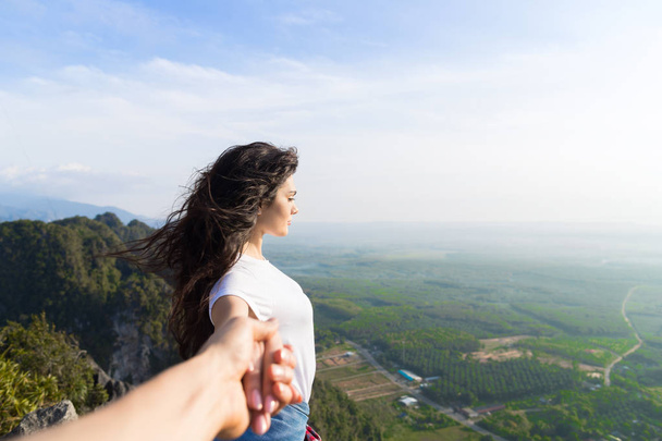 Couple Mountains Summer Vacation, Beautiful Young Girl Hold Male Hand People - Foto, Imagem