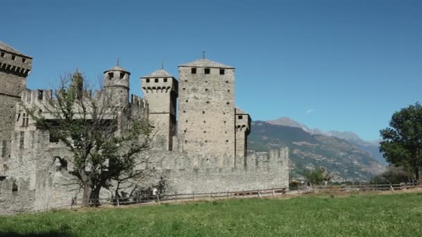 Keskiaikainen linna Fenis Aosta Italia arkkitehtuuri muistomerkki matkailu
 - Materiaali, video