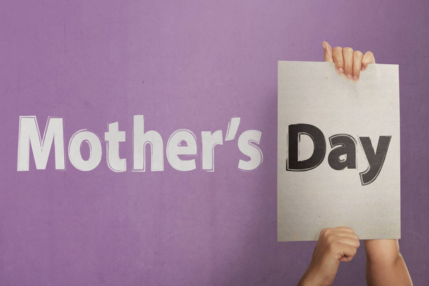 People hand holding white paper to make greeting Mothers day - Foto, Bild