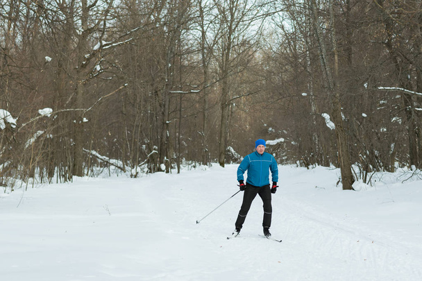 L'homme au ski de fond dans la forêt d'hiver
. - Photo, image
