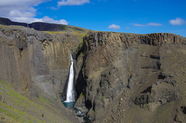 Хенгифосс является вторым по величине водопадом в Исландии. Особенностью водопада являются разноцветные слои в базальтовой породе за водопадом
. - Фото, изображение