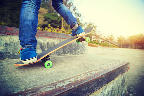 skateboarder legs riding skateboard  - Фото, зображення